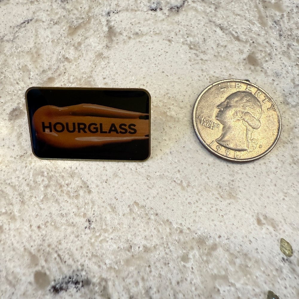 Hourglass push pin